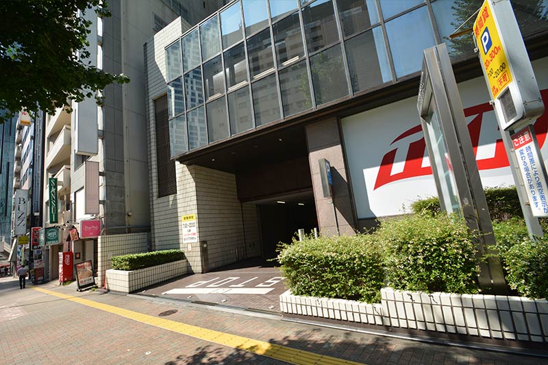 入口:南側ビル入口の外観です。
